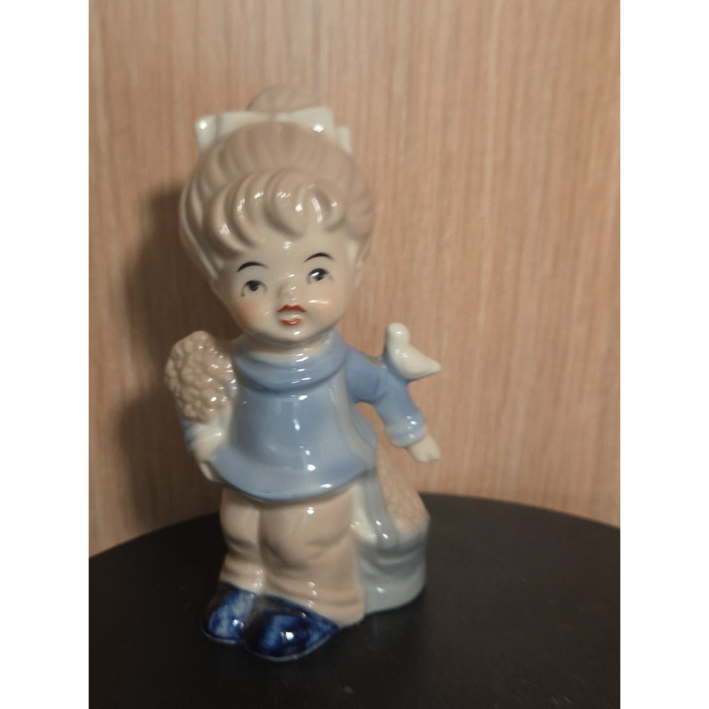 BRINNCO Figurine porcelain girl with flowers Flower pot blue white 4.5"